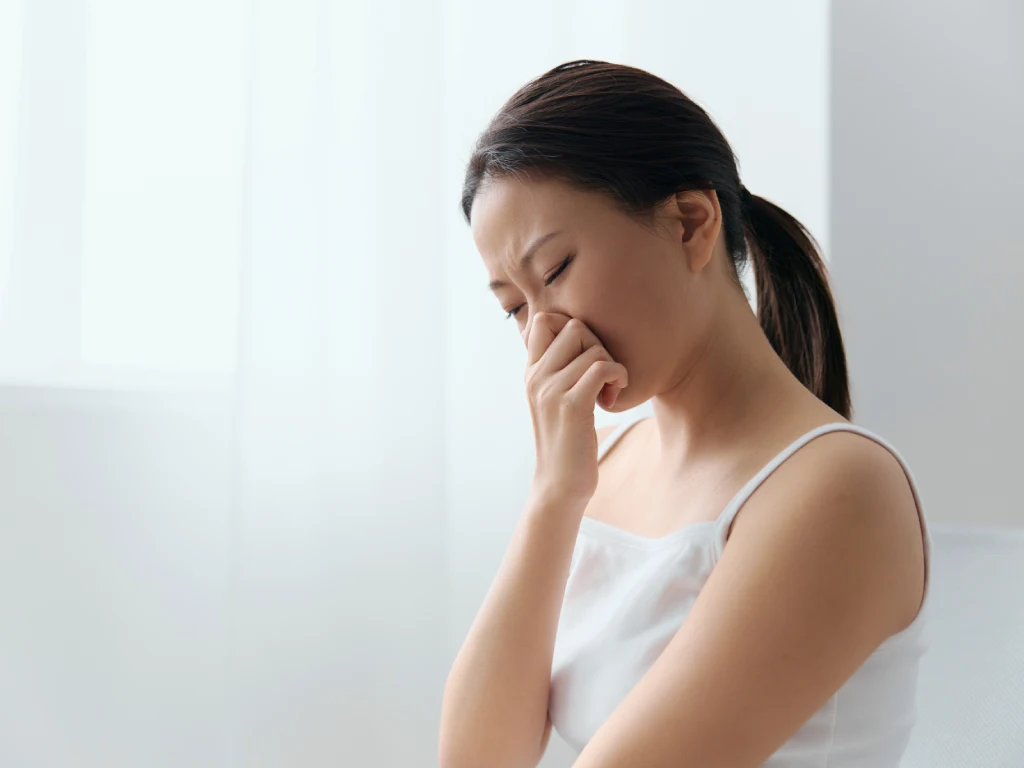 Perempuan mengalami ketidaknyamanan akibat cedera hidung sebelumnya