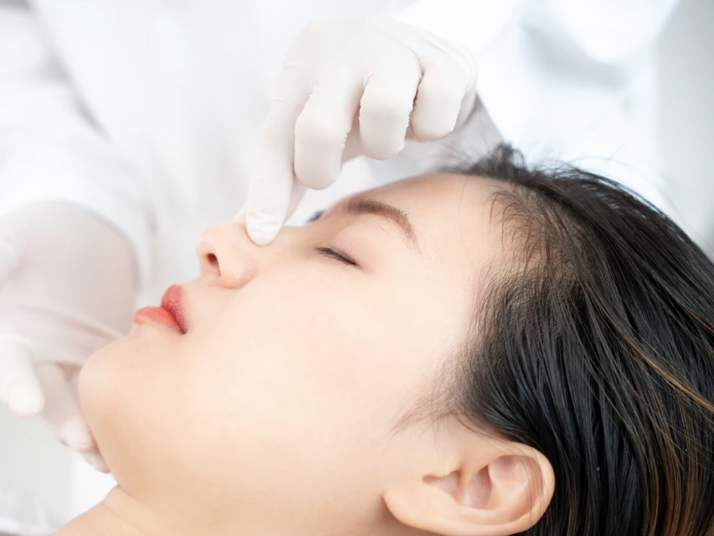 Dokter memeriksa pasien setelah cedera hidung