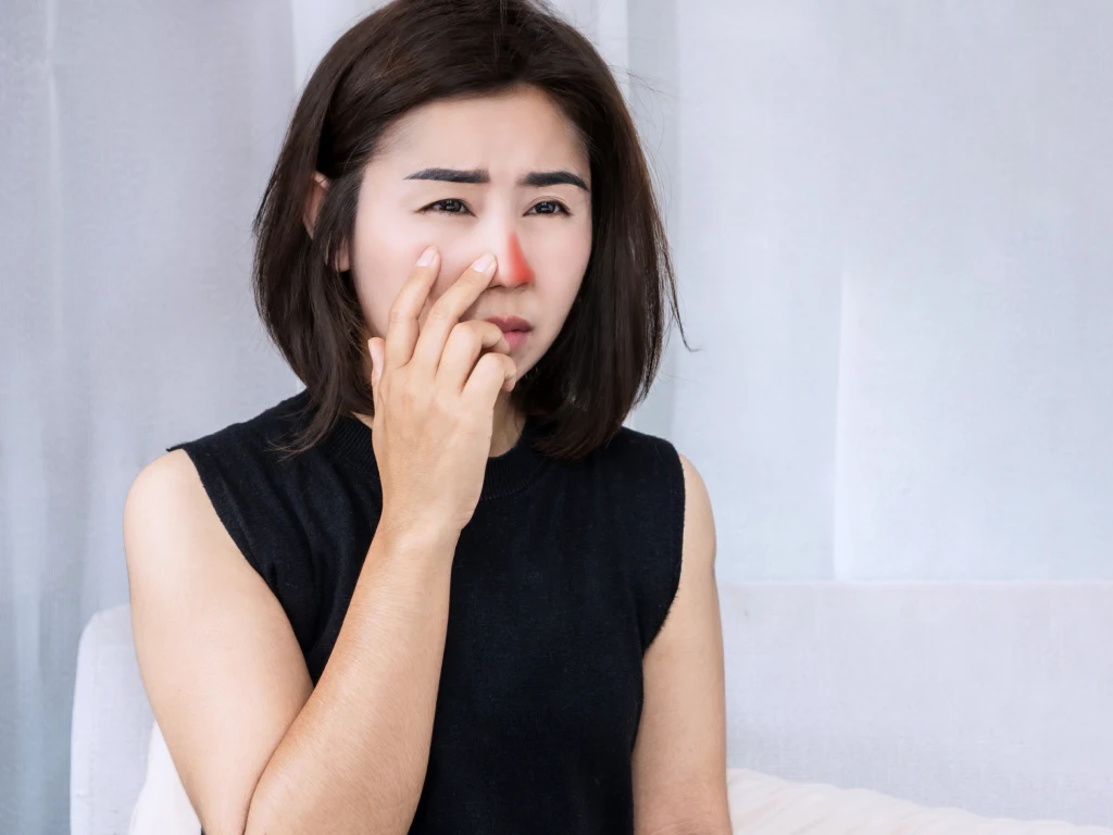 Wanita mengalami nyeri pada wajah setelah cedera hidung