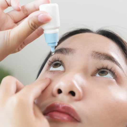 缓解眼睑肿胀的方法