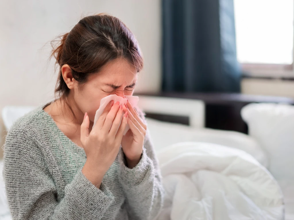 Wanita mengalami gejala hidung tersumbat